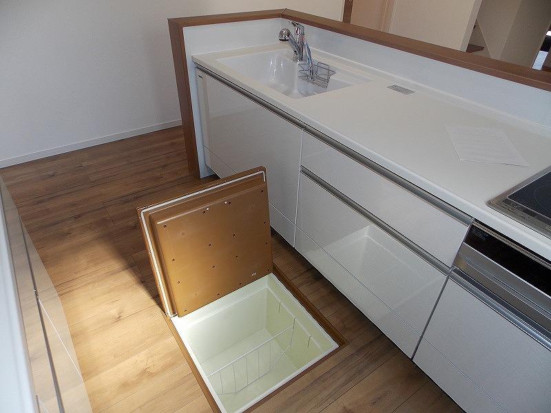 Kitchen. Kitchen floor storage (^_^) /  Soy sauce and preserved food is into this! !  In fact, it's also the floor of the inspection opening (^ o ^)  Did you know (^ o ^)