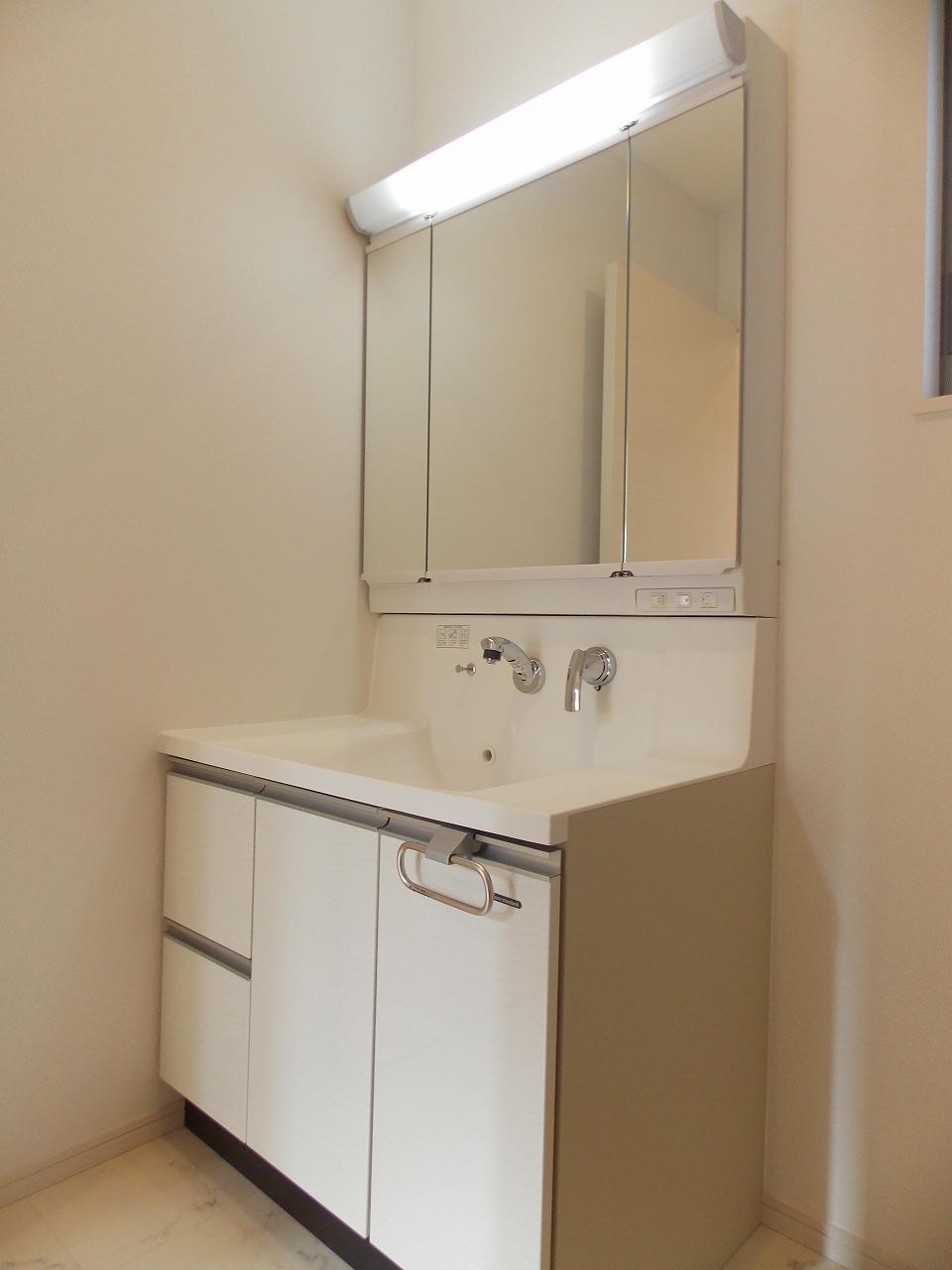 Wash basin, toilet. Since the wider washstand, (^_^) It can be used with confidence in a weak little children to wash the face /