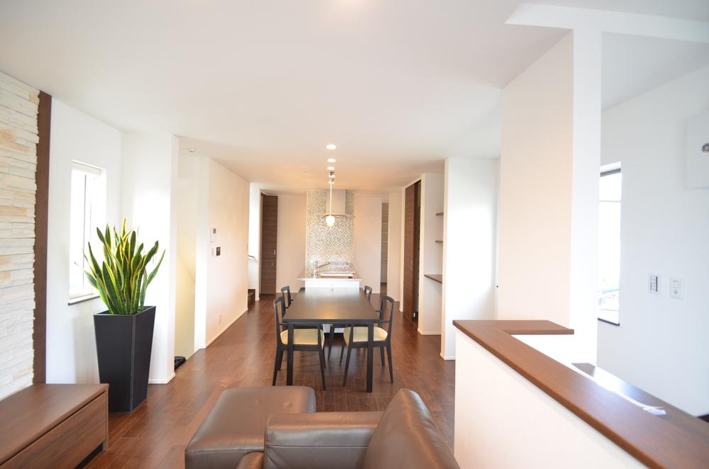 Living. Dining from the living room ・ Family of voice is the space that sounds to the kitchen.