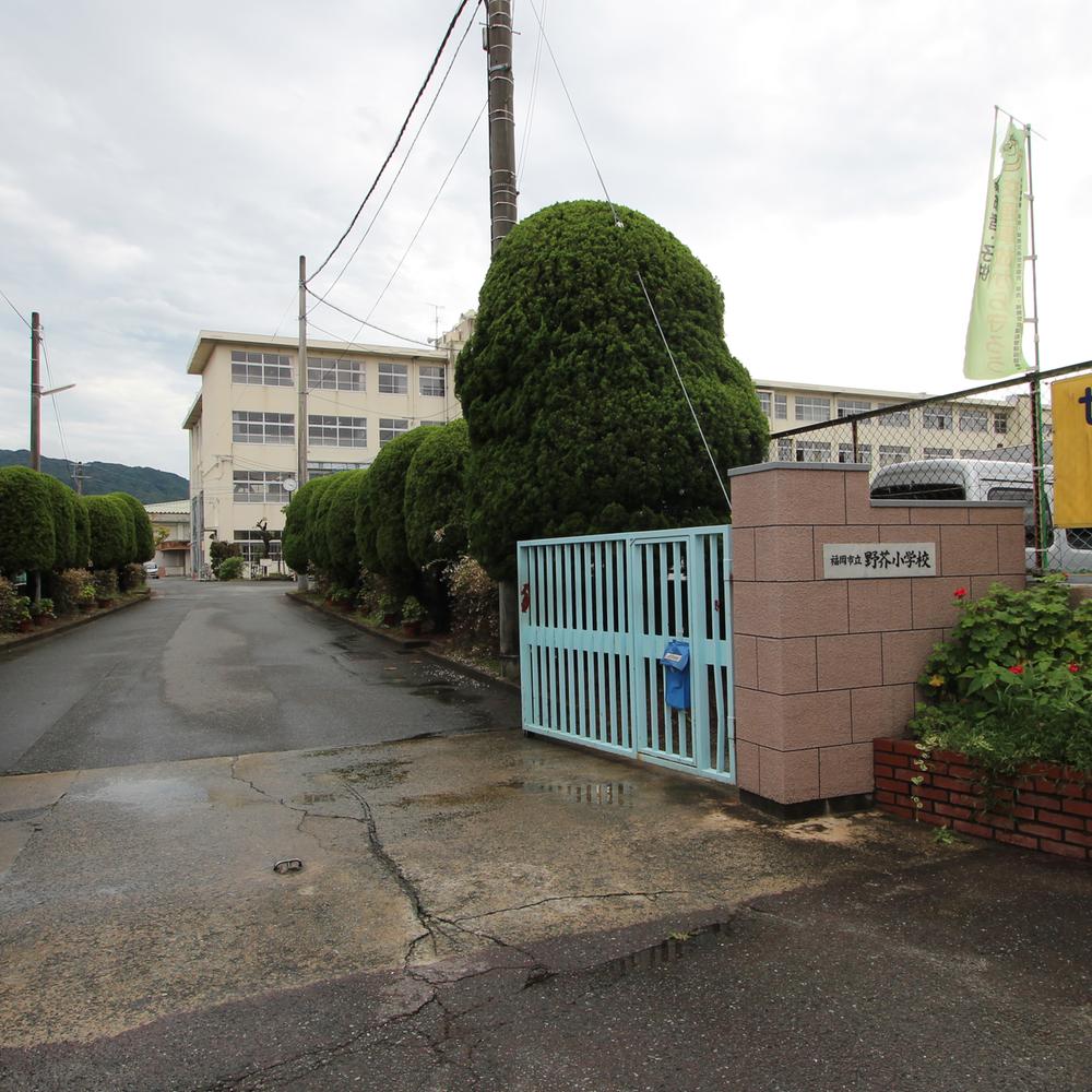 Primary school. Aside about a 15-minute walk from the 1150m elementary school to elementary school