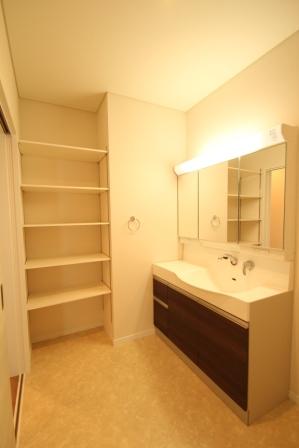 Wash basin, toilet. Wide to the wash basin Possible shelf accommodated Very glad.