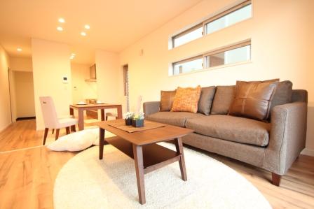 Living. South to LDK warm of tree is felt ・ Large opening is provided in the E Pass through pleasant breeze.