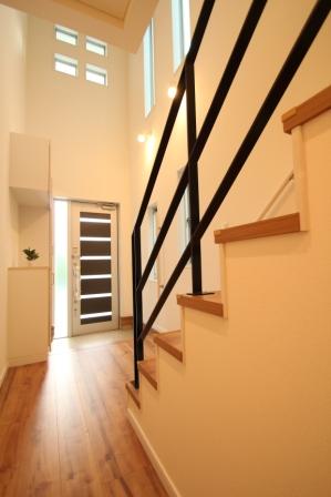 Same specifications photos (Other introspection). Entrance ・ hole ・ Stairs  "Bright entrance" stylish flat bar steel frame is there is a presence of convalescence can also experience in the atrium. There is also a store which was effective use of the under stairs.