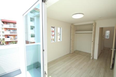 Other Equipment. In the housing it is also said to be from the sash Efficiency of heating and cooling in the sash also be thermal barrier ・ Also features a place that also lead to a power-saving.