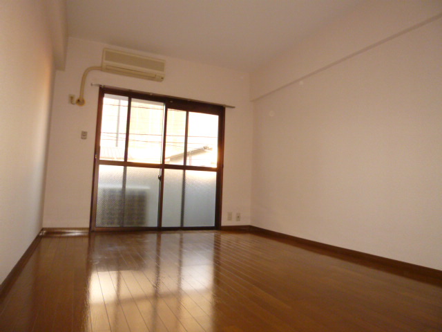 Living and room. Day good!