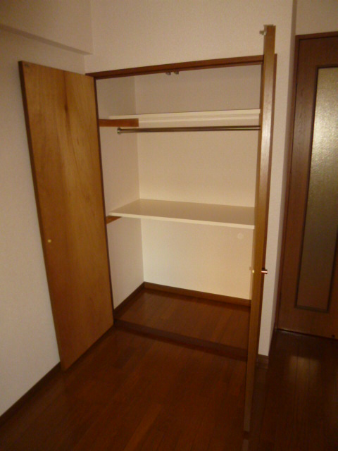 Receipt. Excellent storage capacity there is also a shelf!