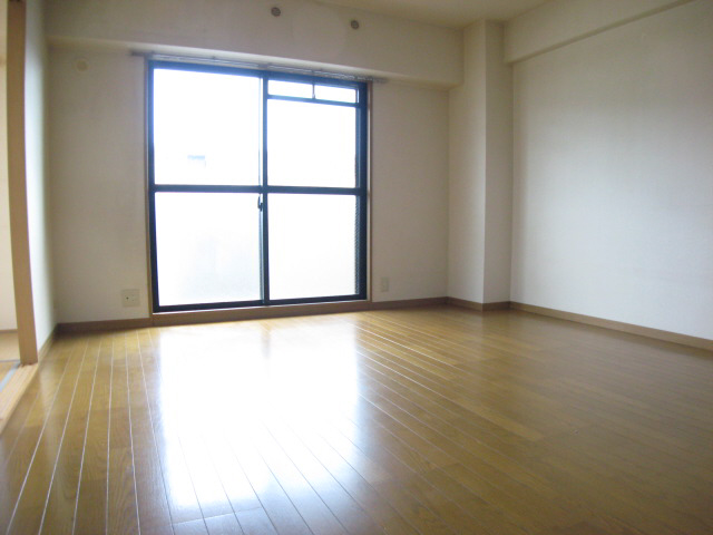 Living and room. Fun dining table surrounded by family