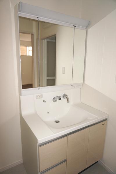 Wash basin, toilet. Indoor (12 May 2013) Shooting