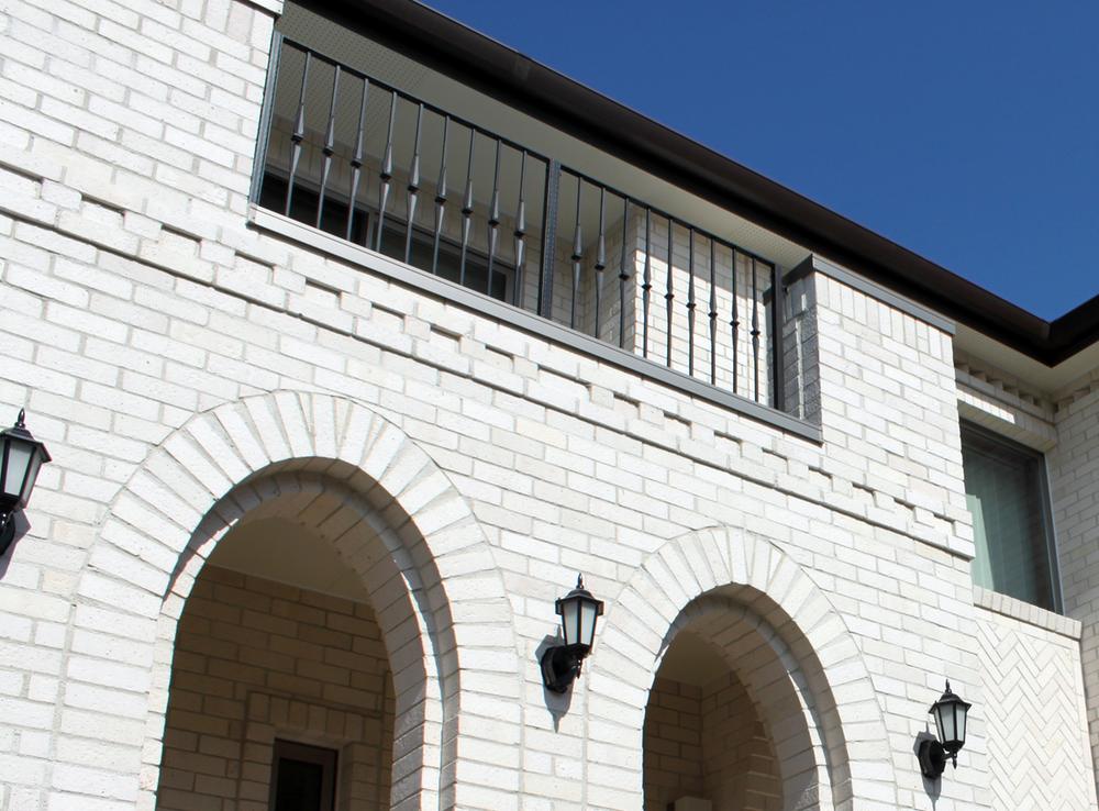 Building plan example (exterior photos). Iron directing the atmosphere of Europe handrail