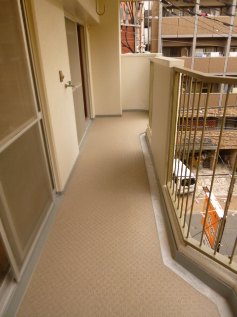 Balcony. Spread! Japan also entered firm!