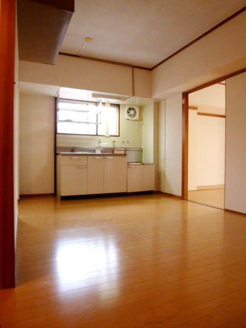 Living and room. Also excellent ventilation there is also a window!