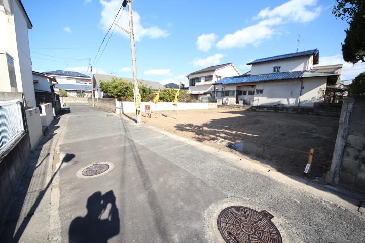 Local photos, including front road. Local (12 May 2013) Shooting