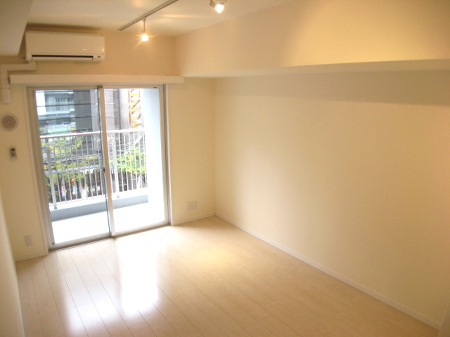 Living and room. (Inverted type)