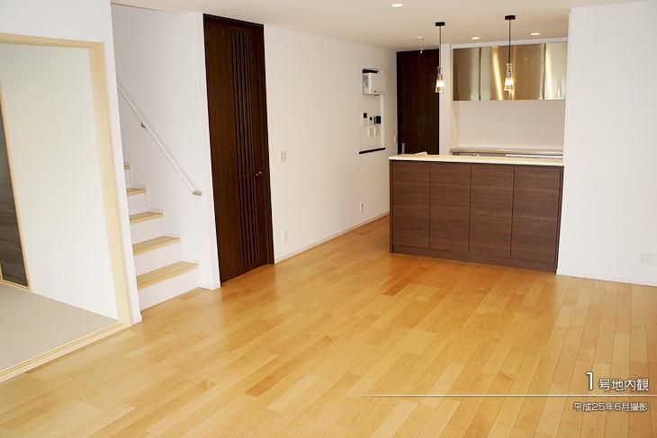 Living.  [No. 1 destination] [No. 1 destination introspection] 2013 June shooting