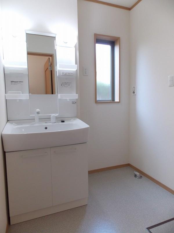 Wash basin, toilet. Washroom is bright with a window, It will also be relaxed moisture from further bath (^_^) /