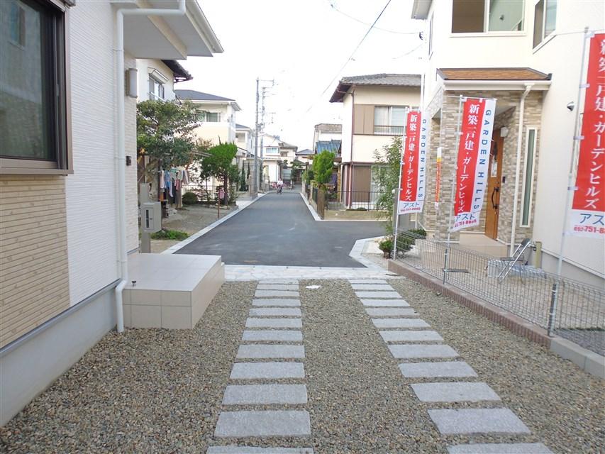 Local photos, including front road. Front road (width 4.0m)