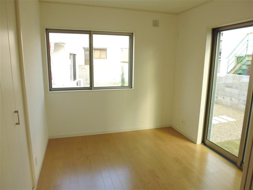 Non-living room. Brightness over have Japanese-style room corner (place mat is entered)