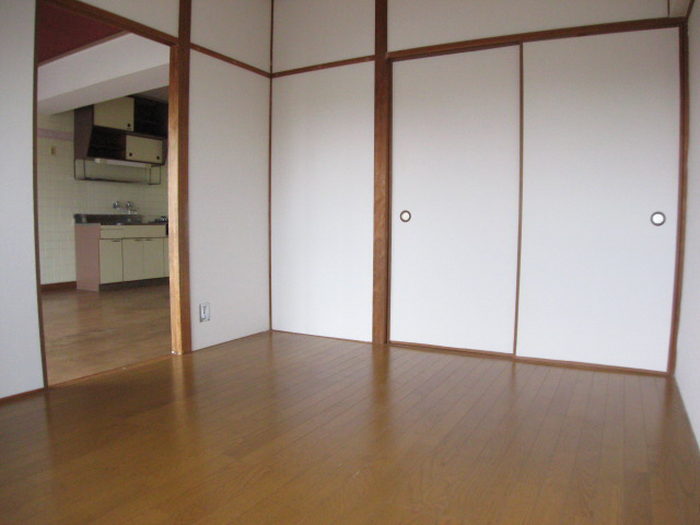 Other room space. Western-style is also widely, It flooring is also beautiful.
