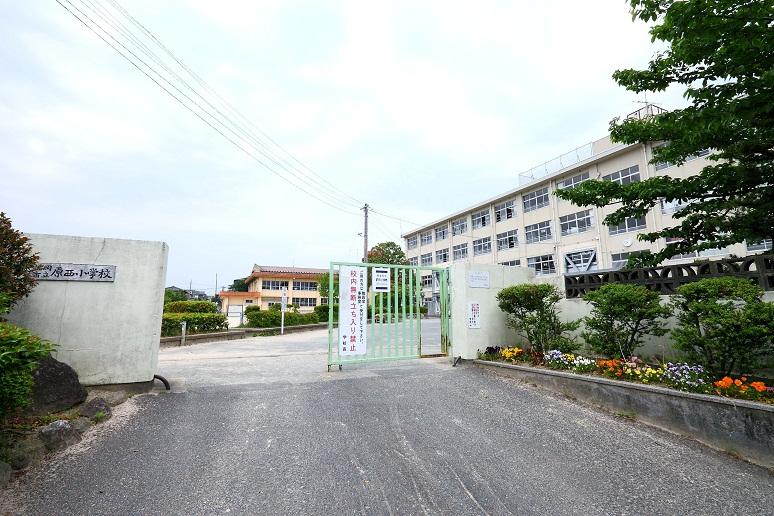 Primary school. 870m up to municipal original Nishi Elementary School