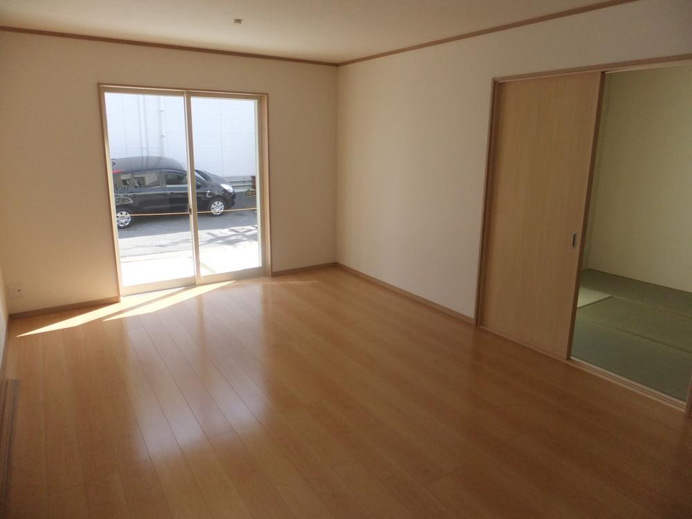 Same specifications photos (living)