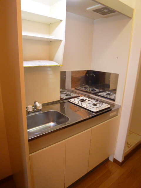 Kitchen. 2-neck with gas stove!