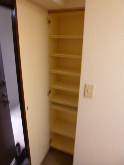 Entrance. I will enter a lot of shoes. Pat boots because the move!