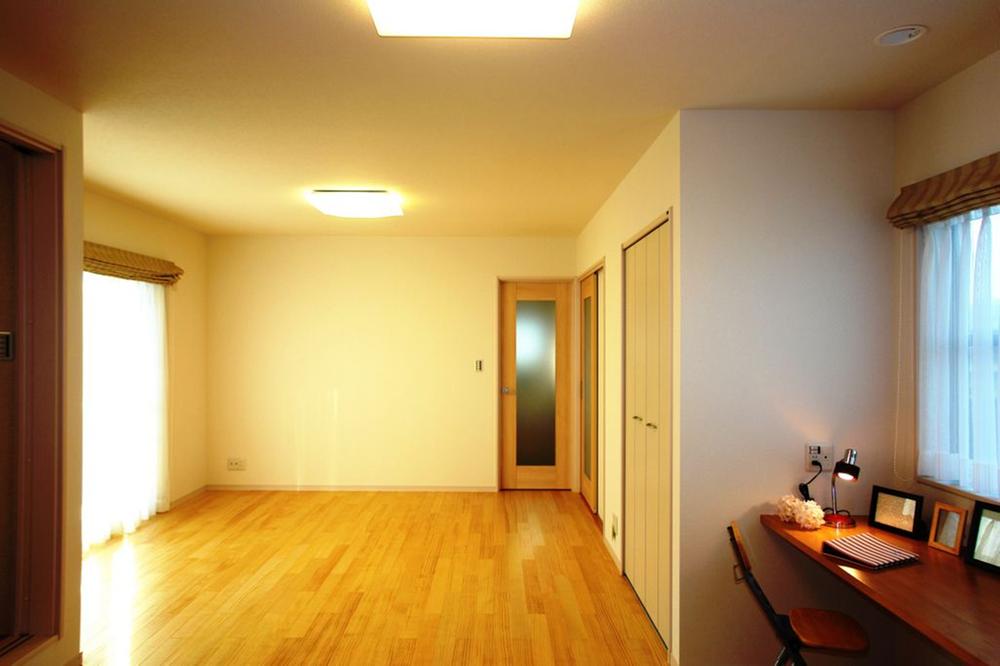 Living. Solid flooring exudes a friendly atmosphere. Also with floor heating