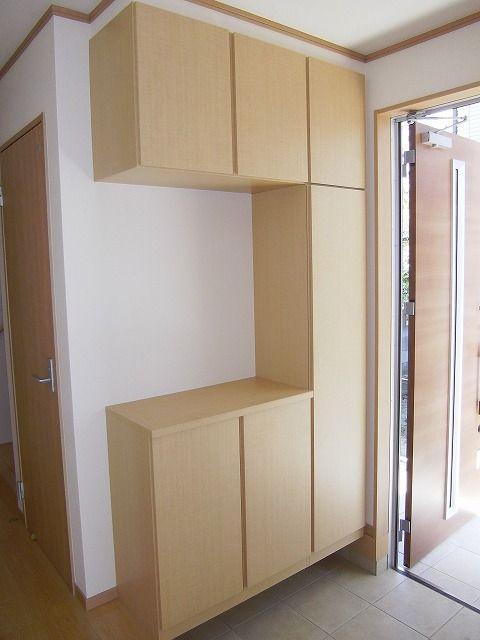 Entrance. Same specifications