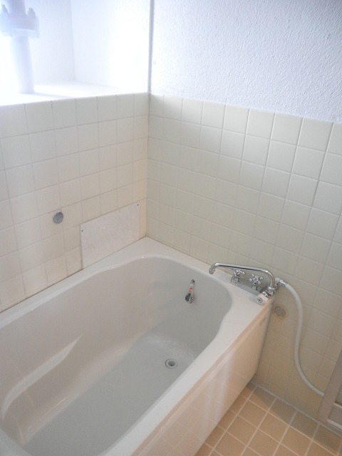 Bath. Bright with a window ☆