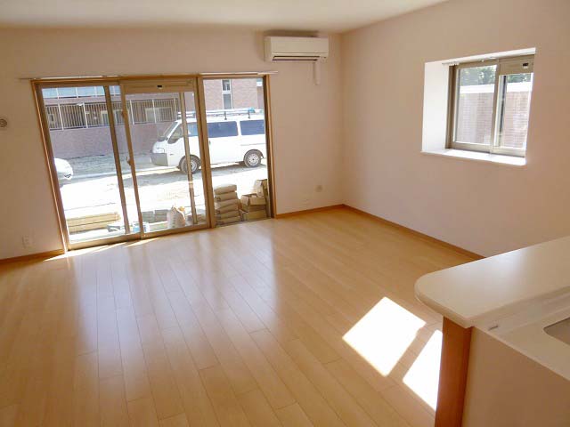 Living and room. ☆ In fact it will be in the middle room, There is no bay window ☆