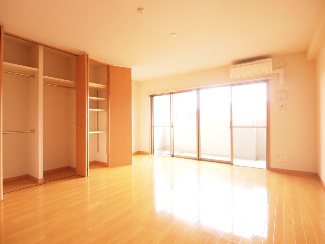 Living and room. Spacious Western-style layout is likely to have become fun