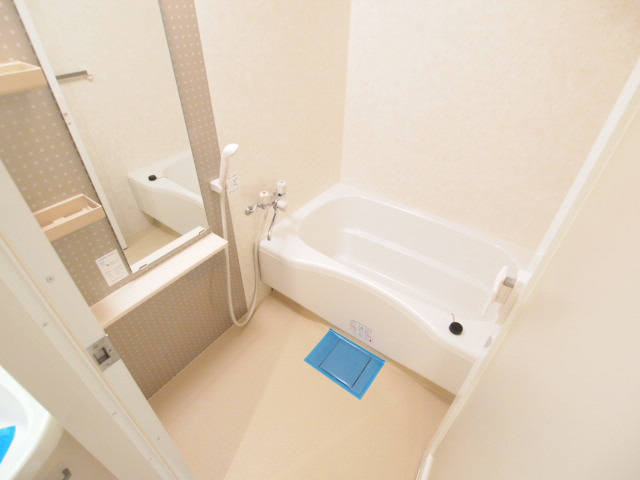 Bath. Easy-to-use bathroom