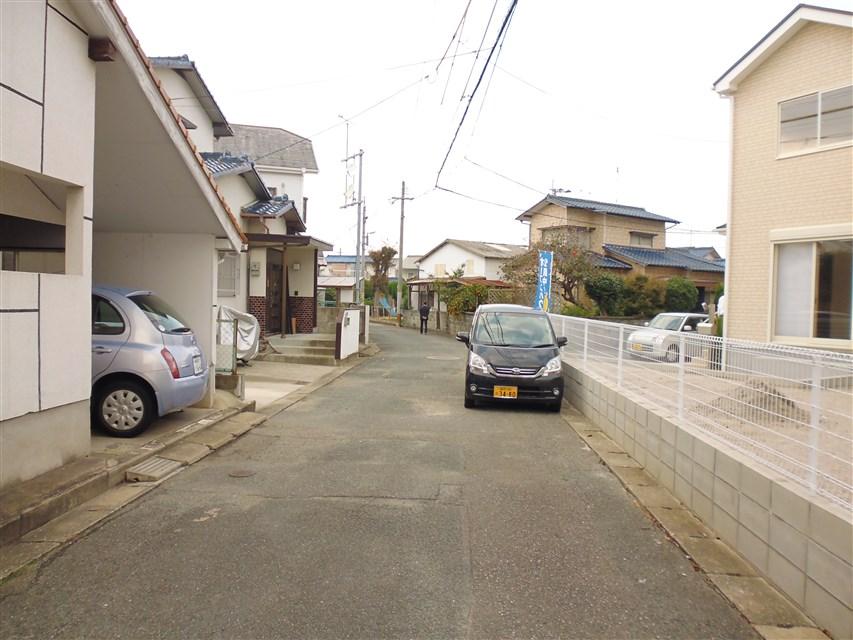 Local photos, including front road. Front road (width 4.7m)