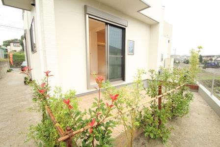 Garden. From the room It leads to the terrace It is very wind as comfortable nice space Enjoy the experience please.