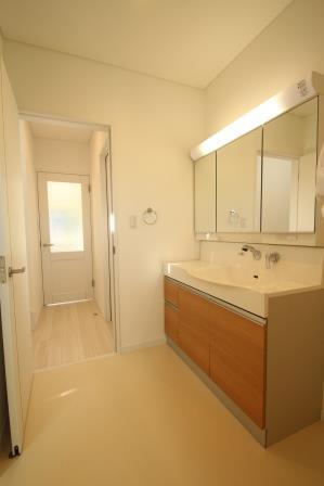 Wash basin, toilet. Wide wash basin W1200 Ease of use is good storage is also abundant With anti-fog heaters