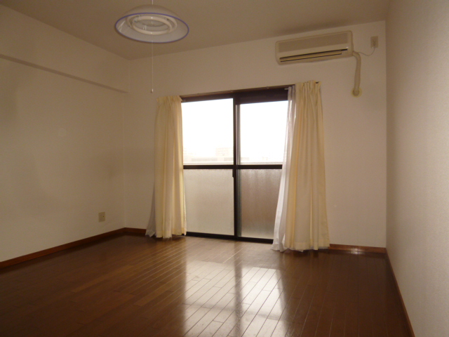 Living and room. Day is also good