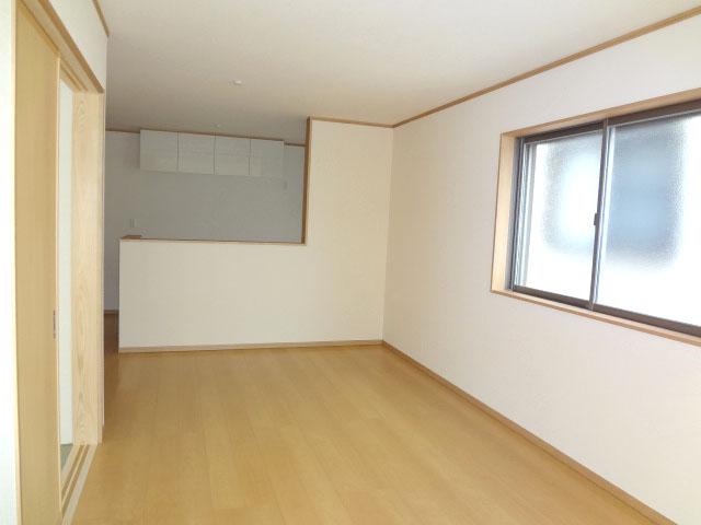 Living. LD adjacent to the 6 quires of Japanese-style room