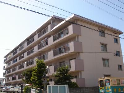 Building appearance. Age is the room clean but old