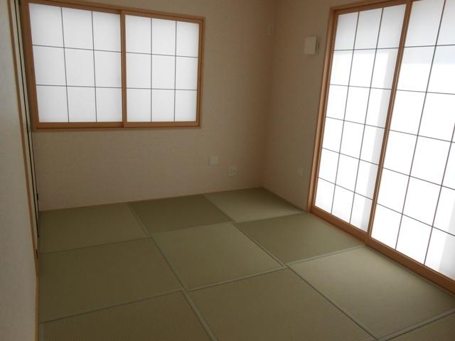 Non-living room. It is different from the real thing.