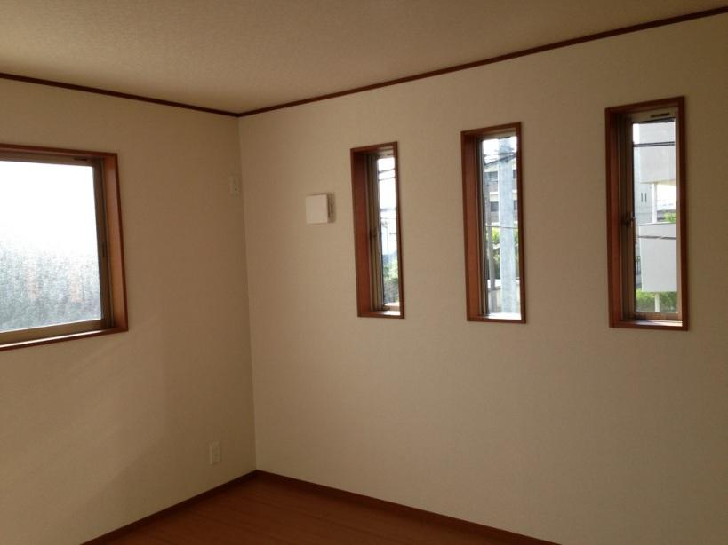 Non-living room. It is different from the real thing.