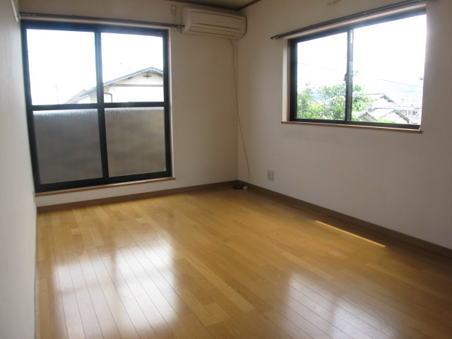 Living and room. Western-style works in a two-sided lighting.