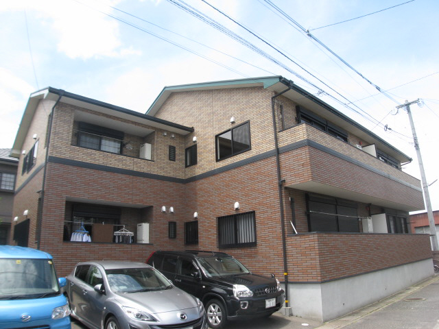 Building appearance. Apartment was located in a quiet residential area