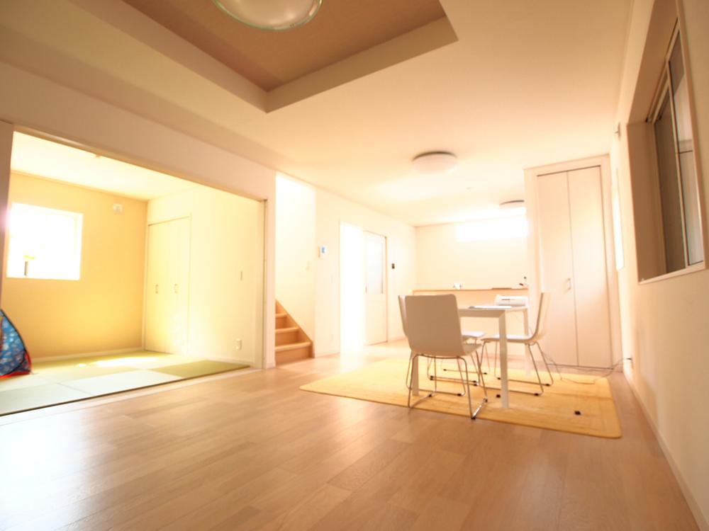 Living. ◆ Local Photos ◆ In the living room (17 tatami mats) Stairs, It is also likely to increase dialogue with the family (^ - ^)