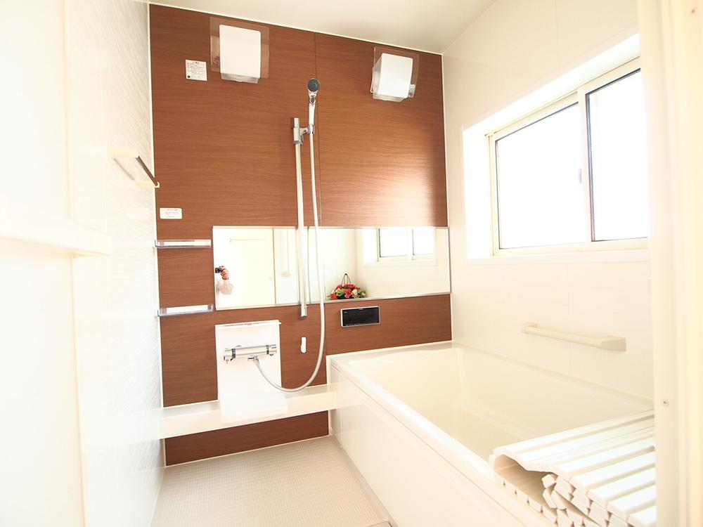 Bathroom. ◆ Local Photos ◆ The bathroom is with a spacious bathroom dryer at 1 pyeong type