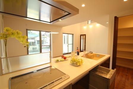 Kitchen. All-electric housing ・ Sink is easy to clean with artificial marble Water filter ・ Dishwasher ・ Island Kitchen [Use our Hibara model photo]
