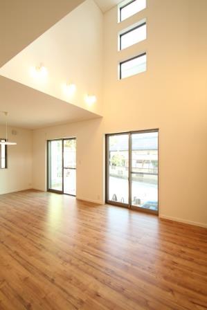 Living. South to LDK warm of tree is felt ・ Large opening is provided in the E Pass through pleasant breeze.