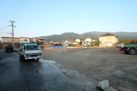 Local photos, including front road. In addition to the smooth access to the city center, Shopping facilities and educational facilities, In medical institutions nearby You can feel the life ease.