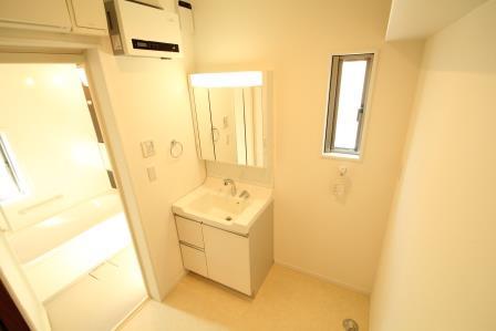 Wash basin, toilet. System washbasin Shower is head faucet Mirror is three-sided mirror ・ With anti-fog heaters