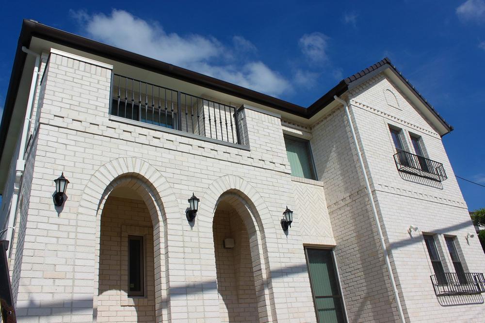 Building plan example (exterior photos). It is a custom home site of the brick house. You can show you the brick construction of our custom-made.