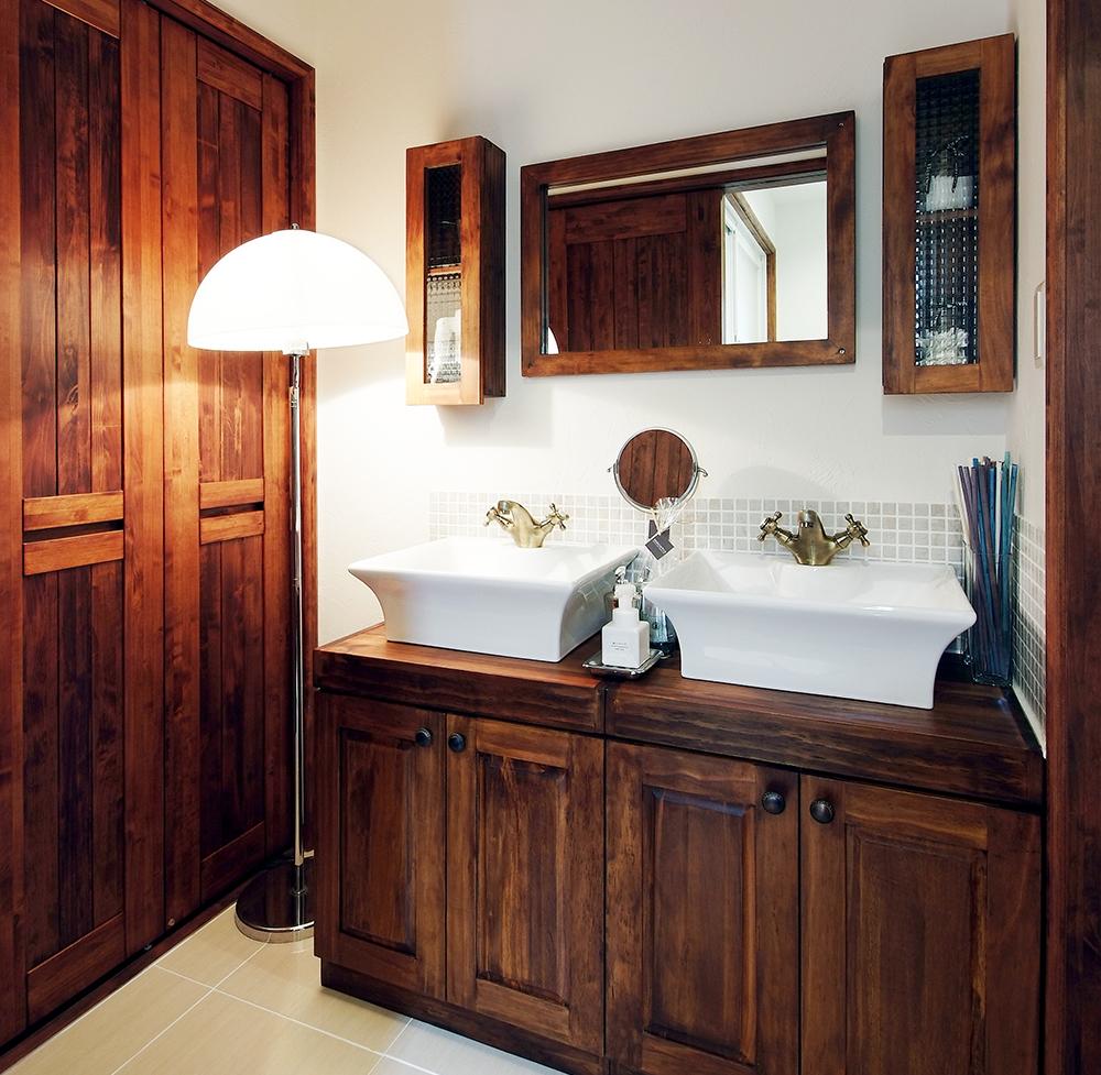 Building plan example (introspection photo). Order is vanity. There are antique atmosphere finished in walnut.